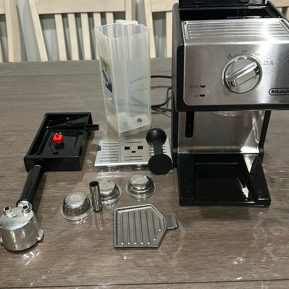 De'Longhi 15-Bar Pump Espresso Machine w/ Manual Milk Frother for Latte ECP3420